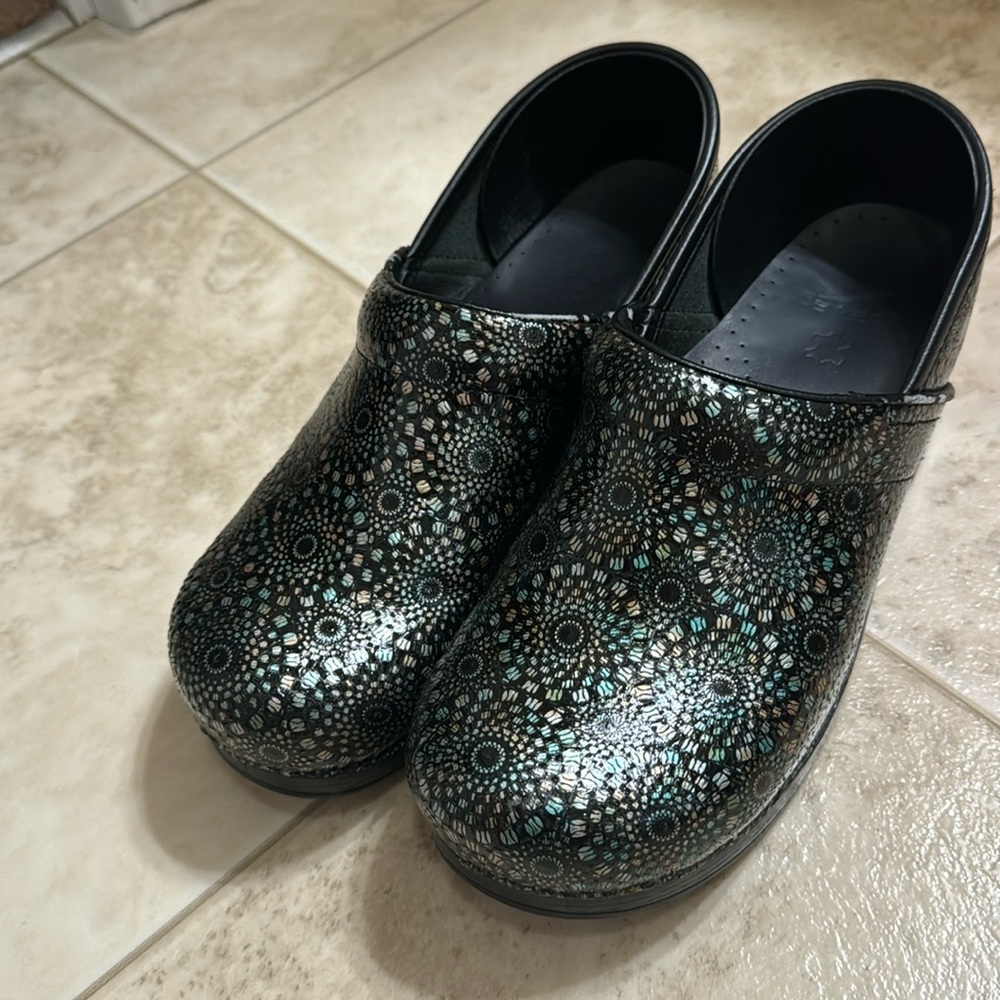 Dankso clogs size 41 item is pre-loved see photos for wear